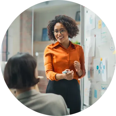 Una donna esercita le proprie skill di leadership alla guida di un team di lavoro in azienda.