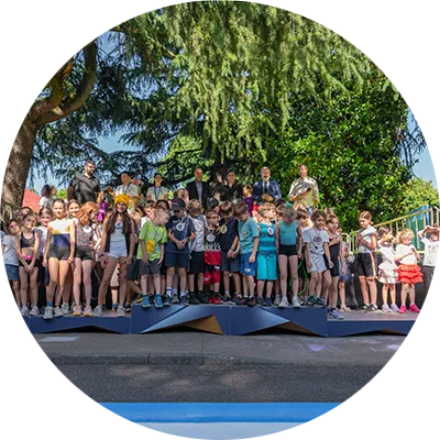 Una foto dei bambini su uno dei podi di Milano Cortina donato alle associazioni sportive da Esselunga e P&G.