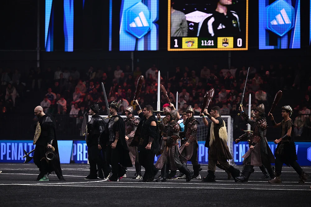 un gruppo di cosplayer mascherati da vichinghi invade il campo della King League