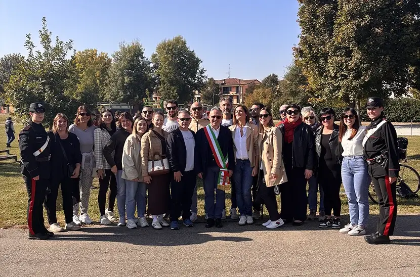 le istituzioni del commune di gattatico insieme a una rappresentanza dei dipendenti del sito produttivo di P&G posano insieme all’interno del parco.