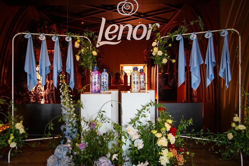 una delle installazioni per l’evento Lenor a Milano del 26 giugno. 8 foulard da annusare per scoprire la fragranza più adatta.