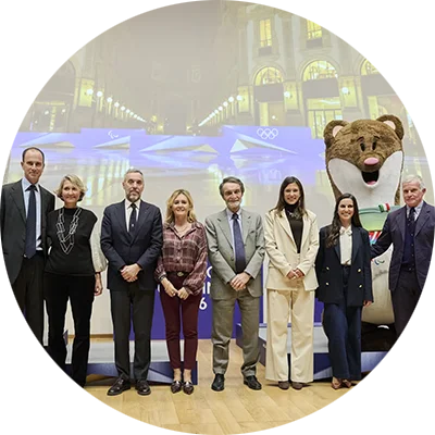 I leader di P&G, Esselunga, Fondazione Milano Cortina 2026, Comitato Olimpico e Paralimpico Internazionale posano insieme davanti ai podi appena presentati.