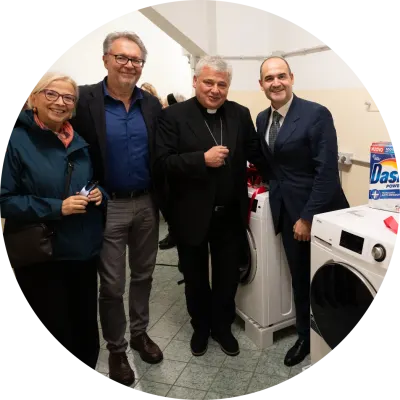 Una foto di Daniela Sironi, Saverio Serranò, Riccardo Calvi e del Cardinale Konrad Krajewski nella Lavanderia di Papa Francesco a Torino.
