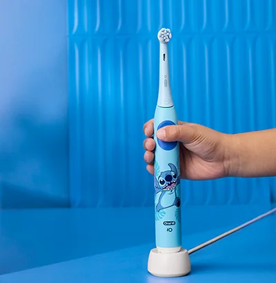 Un bambino impugna lo spazzolino elettrico Oral-B iO Kids Stitch.