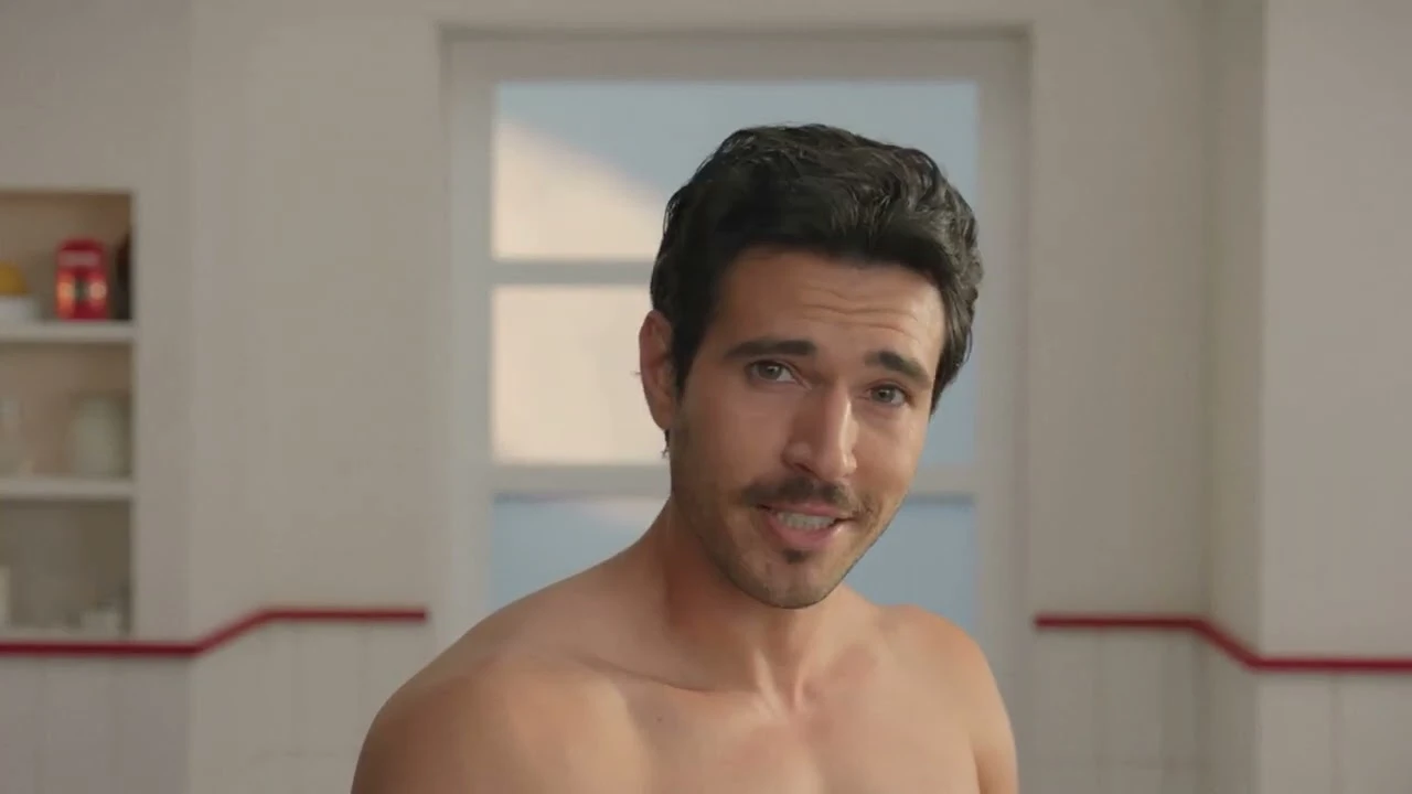 Primo piano di una persona a torso nudo in un bagno, protagonista di una campagna pubblicitaria Old Spice.
