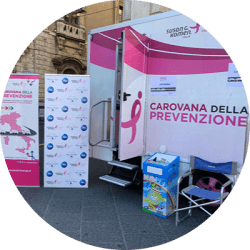 Una delle tappe della Carovana della prevenzione di Komen Italia