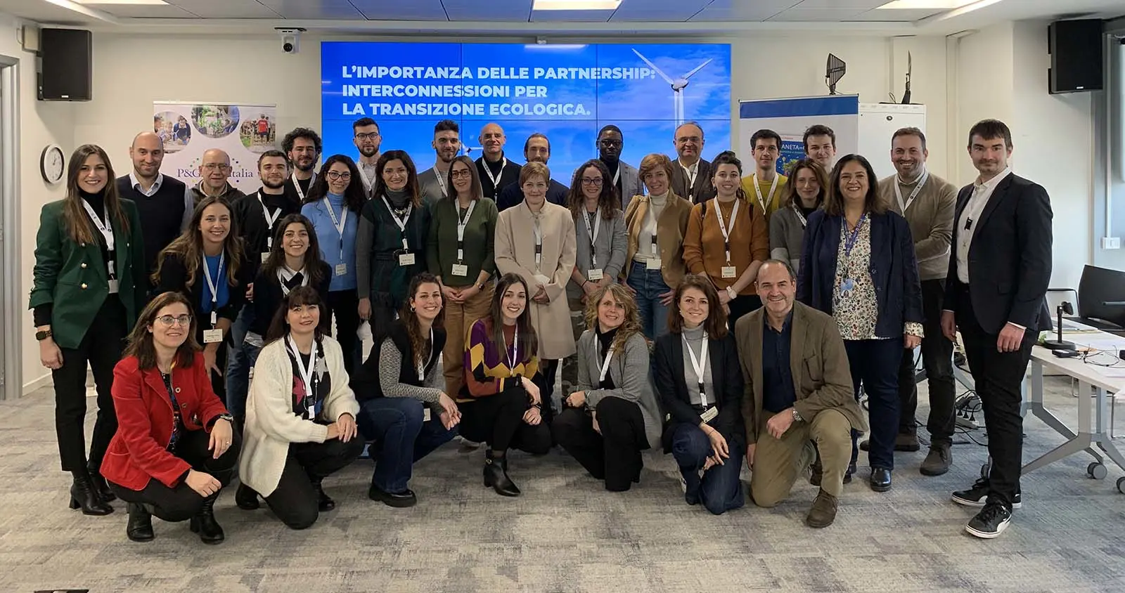 Gruppo di studenti e di manager di P&G posano dopo l'evento l'importanza delle partnership organizzato in P&G Italia.