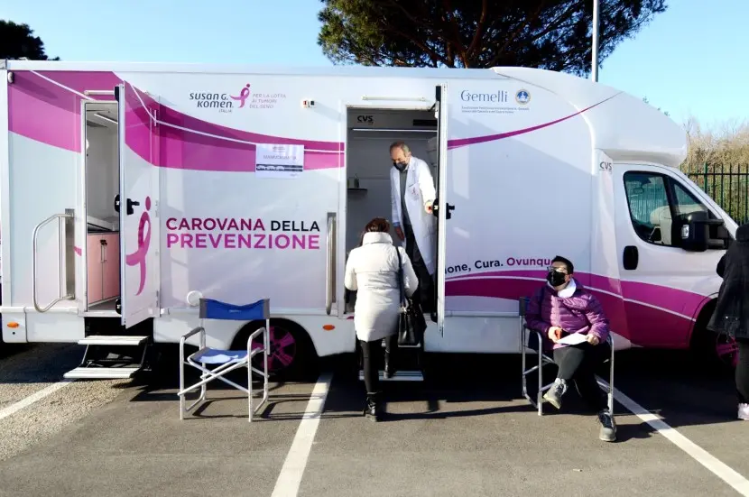 Donna che entra nel camper di Komen Italia