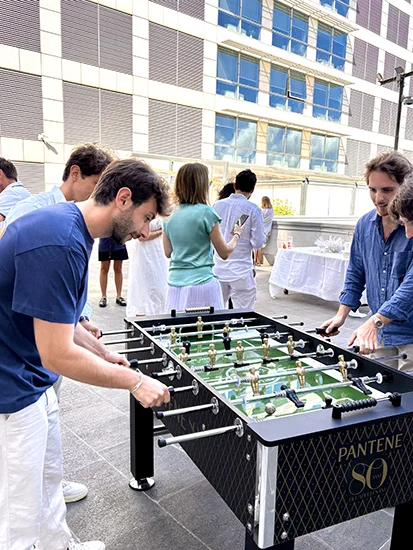 Gli employee giocano a biliardino (customizzato Pantene80)