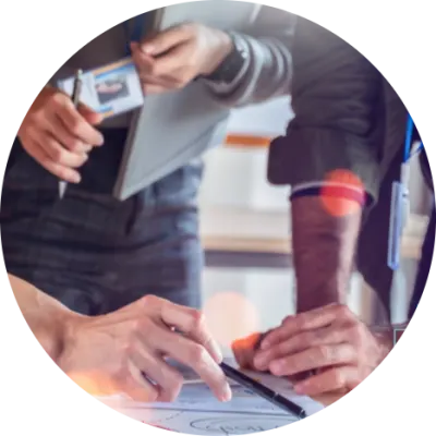 Un gruppo di esperti lavorano all’innovazione di prodotto.