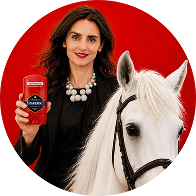 imagine modificata con l’AI, Valeria Consorte posa su un cavallo bianco e tiene in mano lo stick old spice “captain”. 