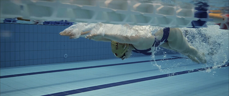 Carlotta Gilli swimming