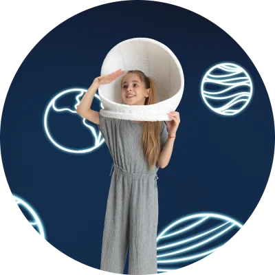 Una bambina con un casco da astronauta che sogna di studiare materie scientifiche.