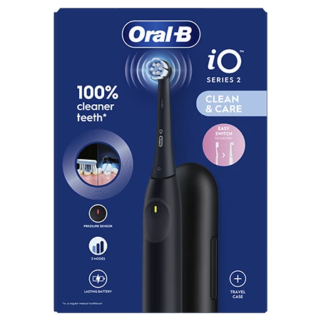 Confezione dello spazzolino elettrico Oral-B iO Series 2 che mostra lo spazzolino nero, la custodia da viaggio e le caratteristiche principali come sensore di pressione, 3 modalità, batteria a lunga durata e design ‘Clean & Care’.