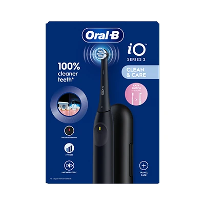 Confezione dello spazzolino elettrico Oral-B iO Series 2 che mostra lo spazzolino nero, la custodia da viaggio e le caratteristiche principali come sensore di pressione, 3 modalità, batteria a lunga durata e design ‘Clean & Care’.