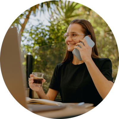 Una ragazza lavora al proprio computer da un cortile