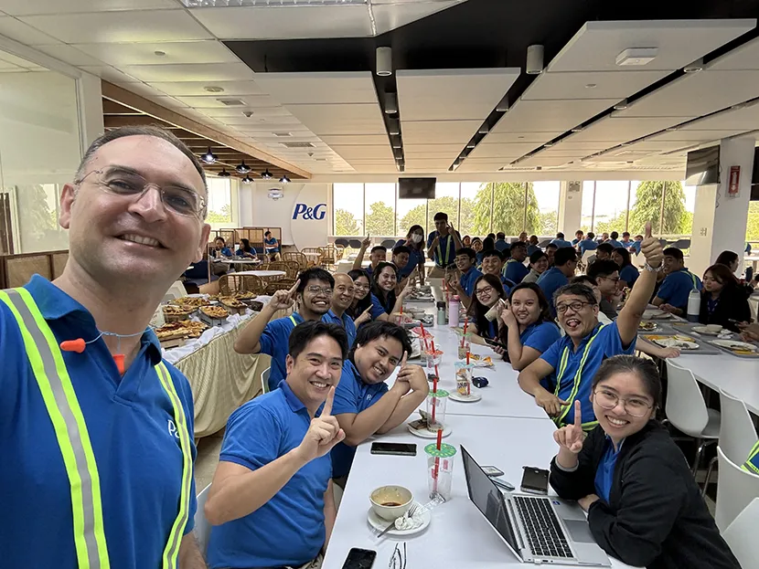 Giuseppe Messina, Senior Director Supply Network Operation di P&G in Italia, con il team P&G.