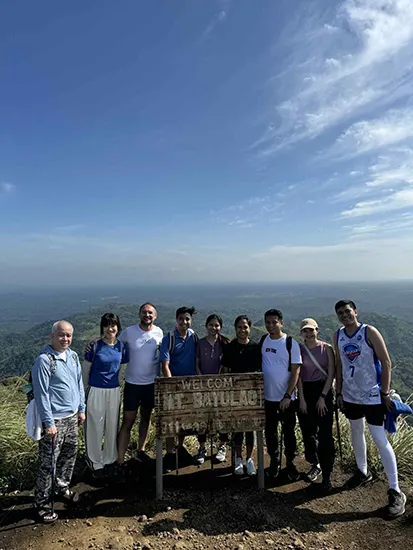 Giuseppe Messina, Senior Director Supply Network Operation di P&G in Italia, con il team P&G delle Filippine sul Monte Batulao.