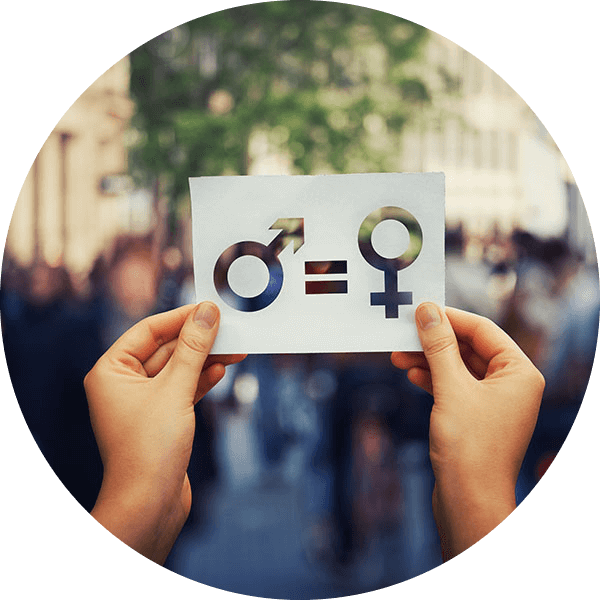 Persona che tiene in mano un cartoncino con il simbolo di uguaglianza di genere