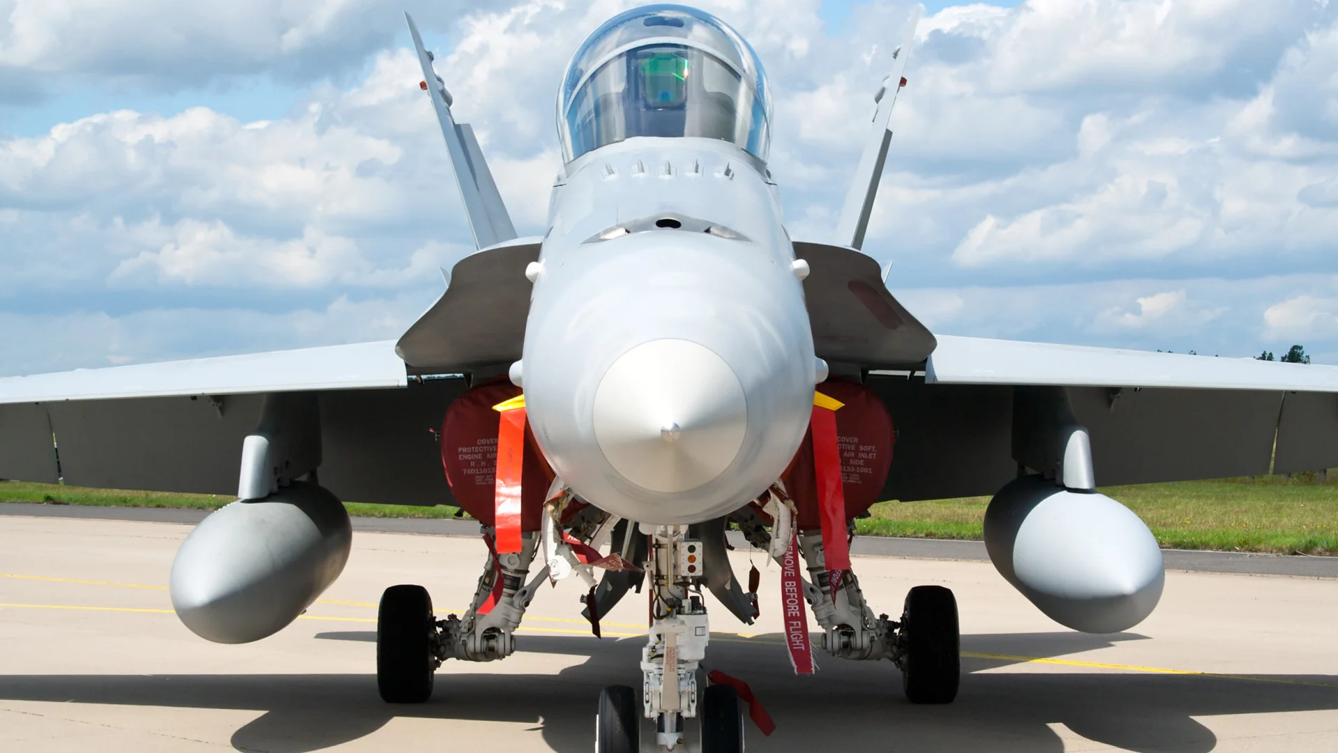 F/A-18 hornet lentokentällä pysähdyksissä Insta