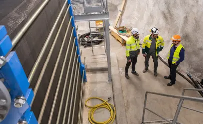 At Helen's Katri Vala heating pump plant, Helen's Mikko Kaartinen, Insta's Rami Sirén and SULPU ry's Jussi Hirvonen.