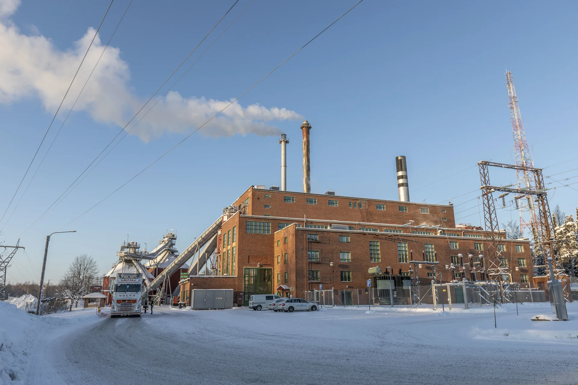 Loimuan Hämeenlinnassa sijaitseva Vanajan voimalaitos kuvattuna ulkoa talvella.