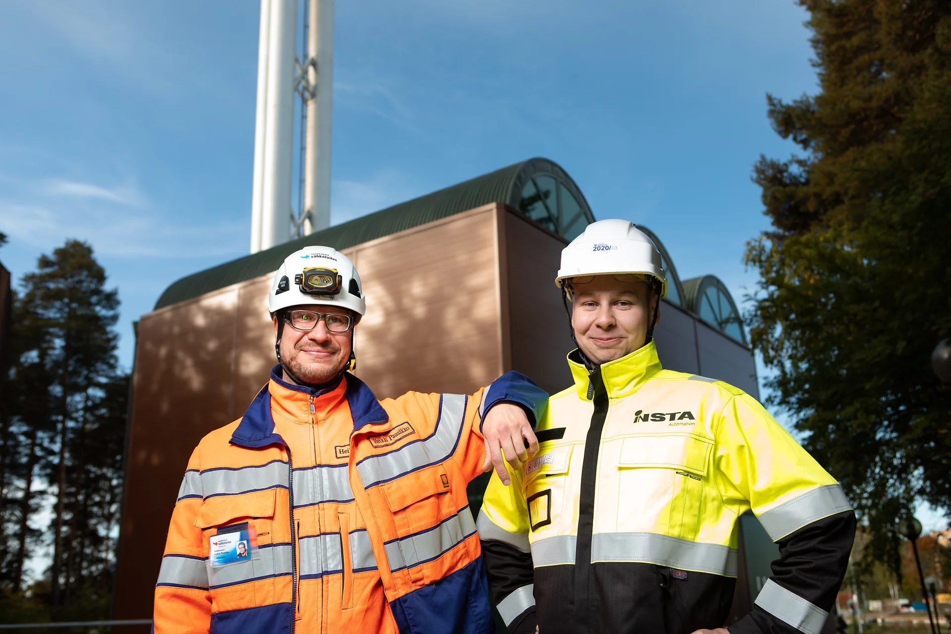Employee of Insta and customer from Tampereen Energia in front of a heating plant.