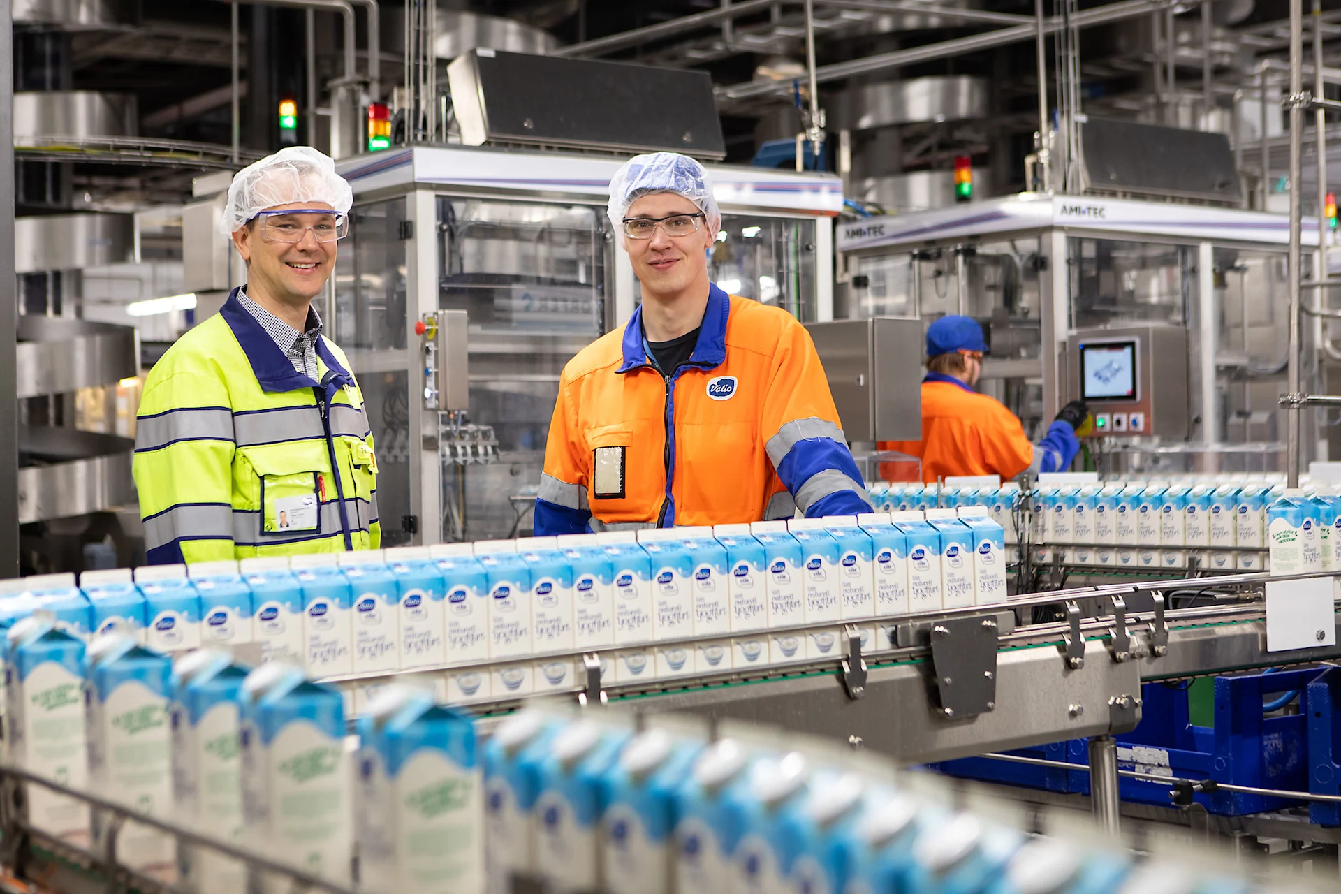 Instalainen ja asiakas Valion R2-välipalatehtaalla