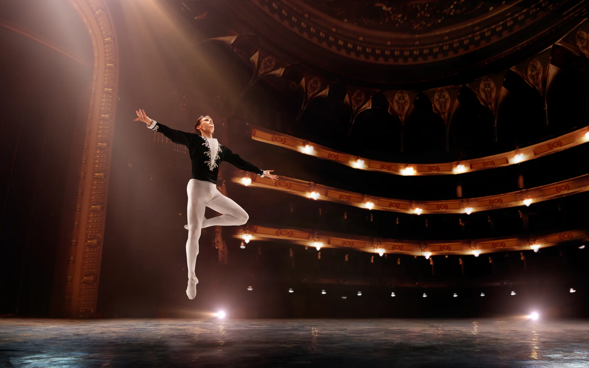 Balettitanssija esittää klassista balettia oopperatalon lavalla.
