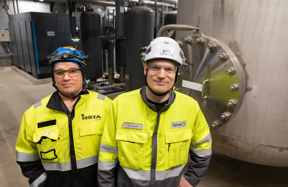 Janne Ukonaho from Insta with ja Tatu Ilonen from Valmet standing in Naistenlahti 3 bio-mass fired boiler plant