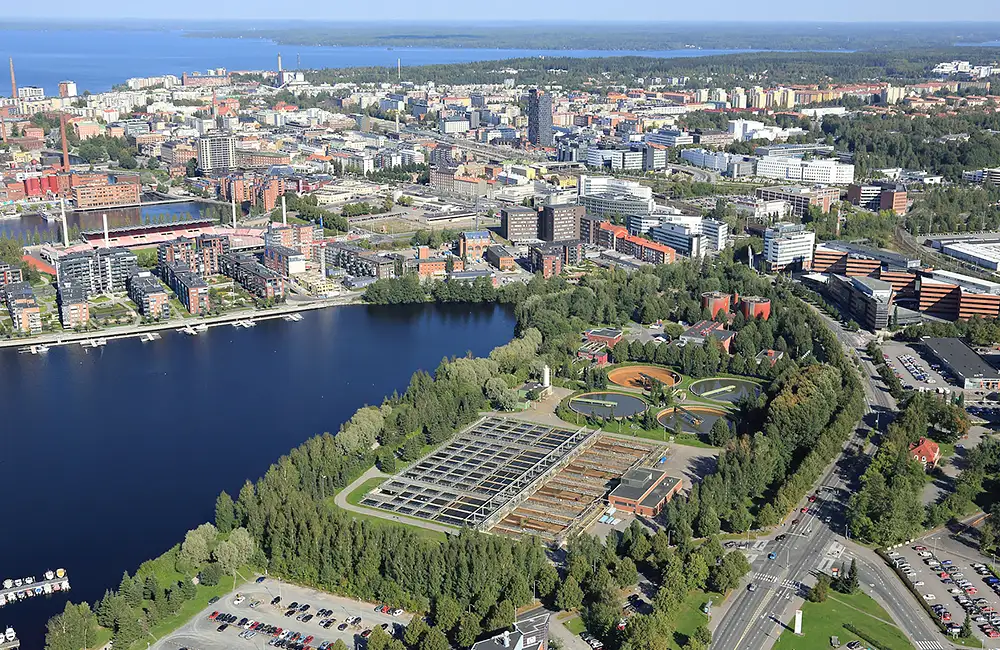 Viinikanlahti ja sen vedenpuhdistamo ilmasta käsin kuvattuna