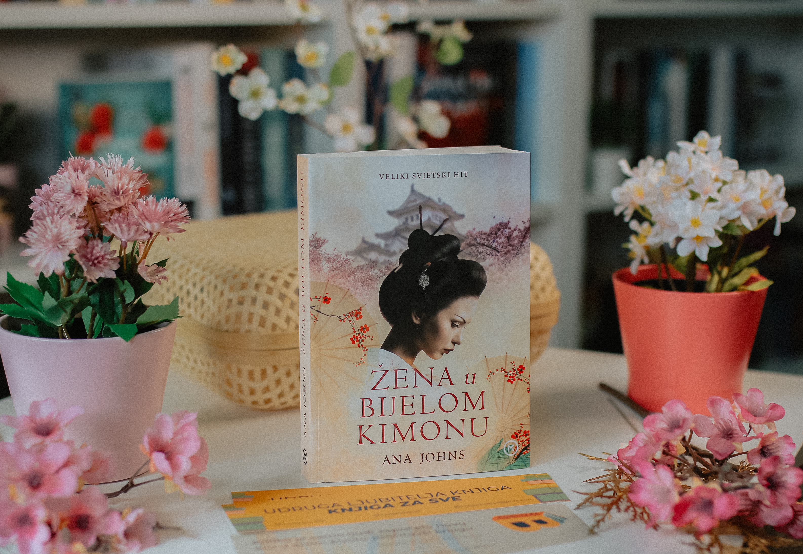 Zena u bijelom kimonu cover