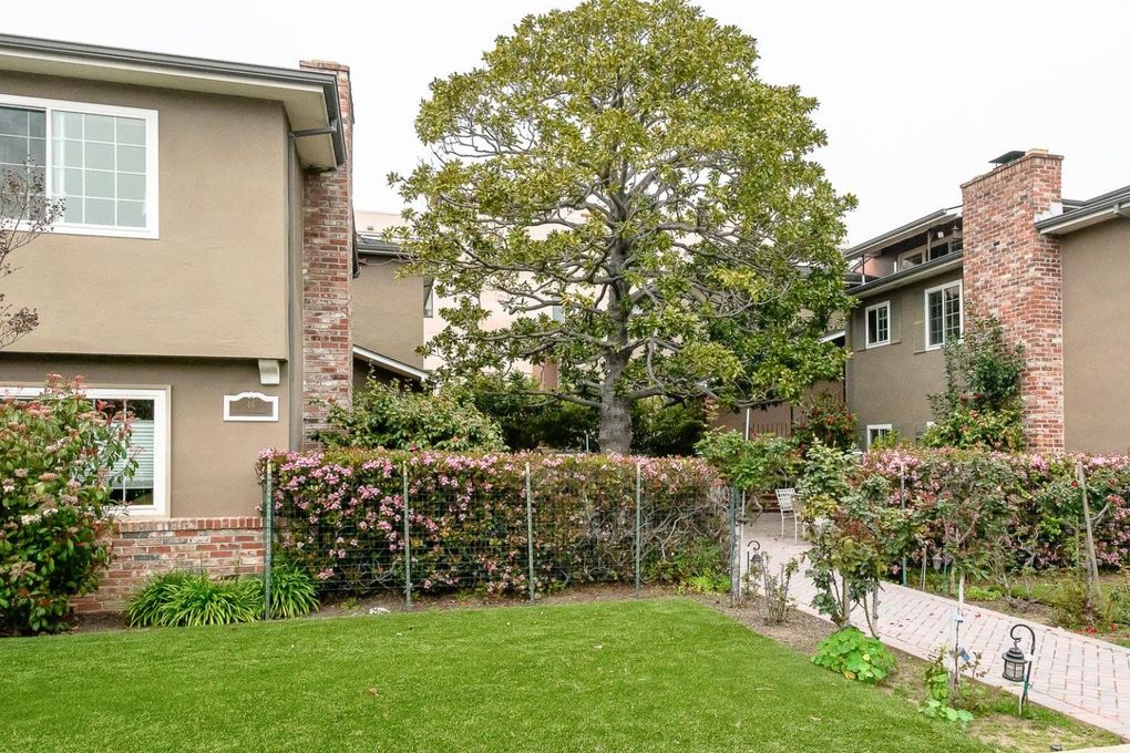 Modern 2-Bedroom Condo in Prime Baywood Location - Gallery Image