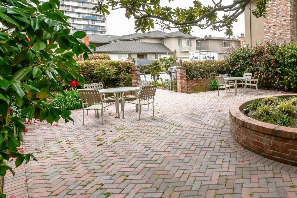 Walkable Baywood Studio Near Caltrain & Central Park - Gallery Image