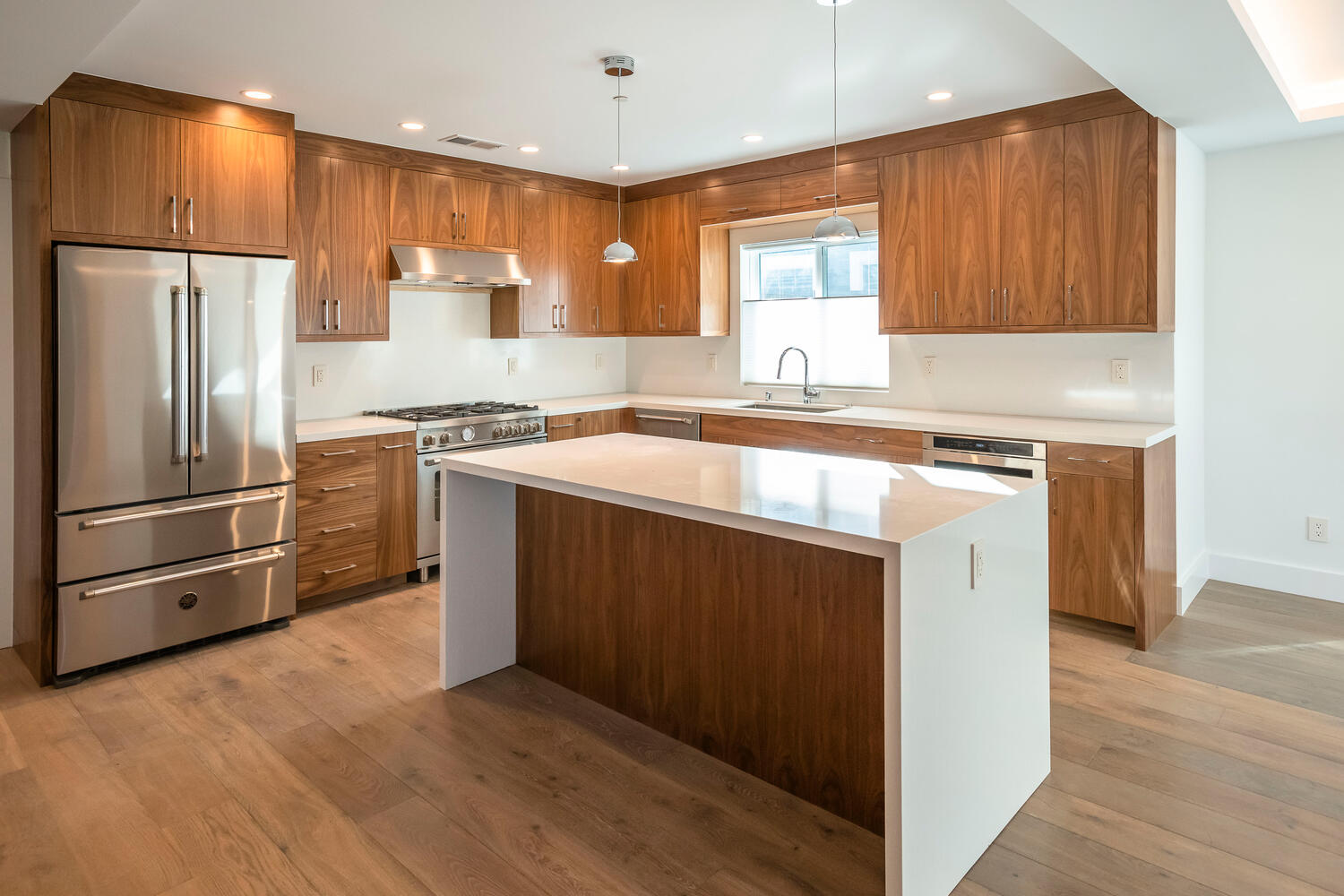 Spacious 4 Bedroom Smart Home for Lease on Coveted Cul-de-Sac Near Hillsdale - Gallery Image