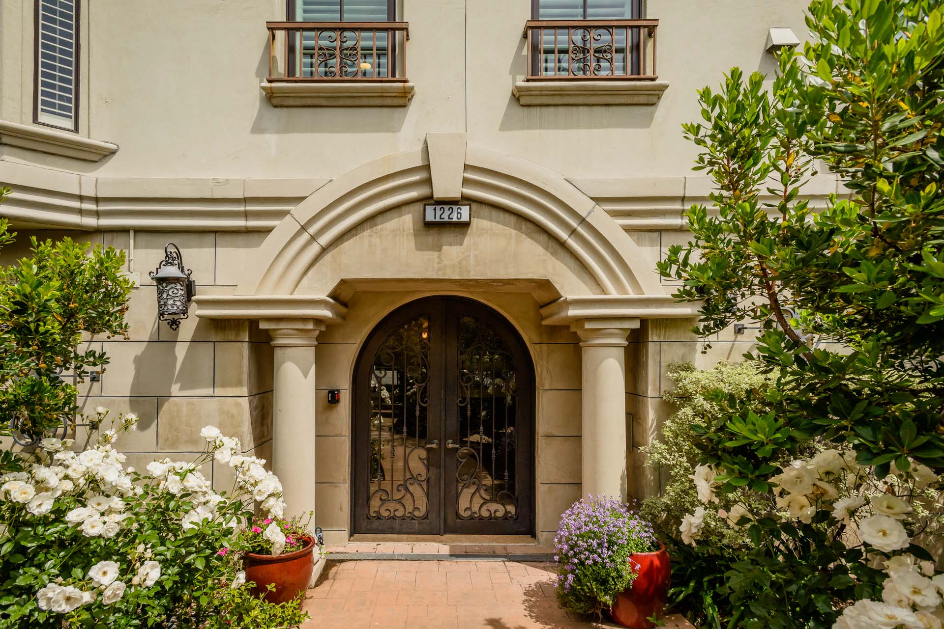Modern 2-Bed Condo with Roof Deck & Prime Broadway Location - Gallery Image