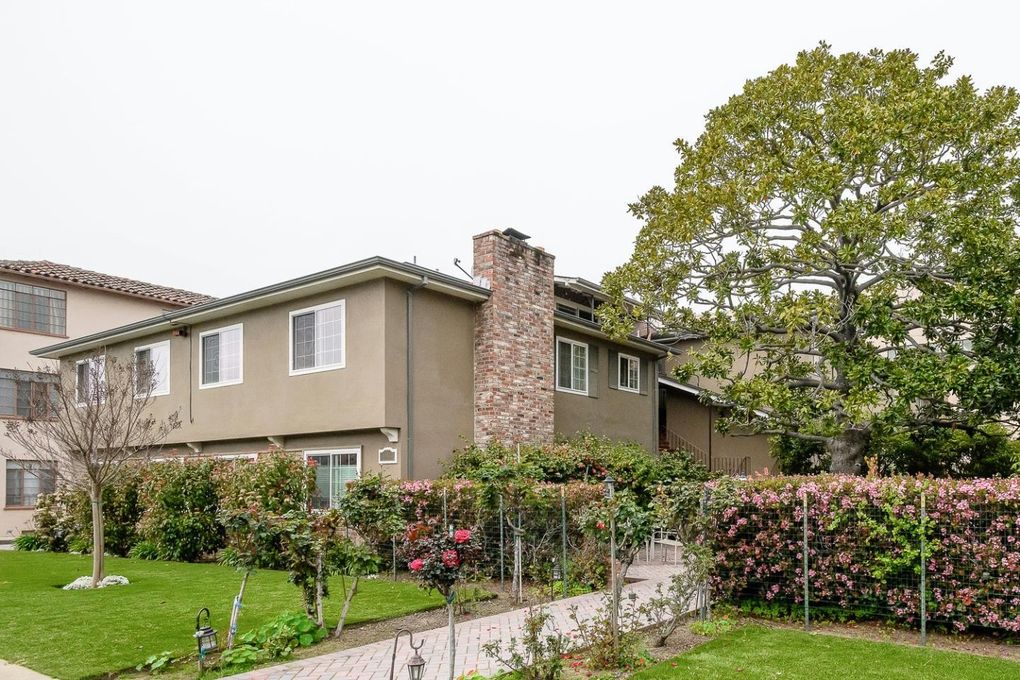 Modern 2-Bedroom Condo in Prime Baywood Location - Gallery Image