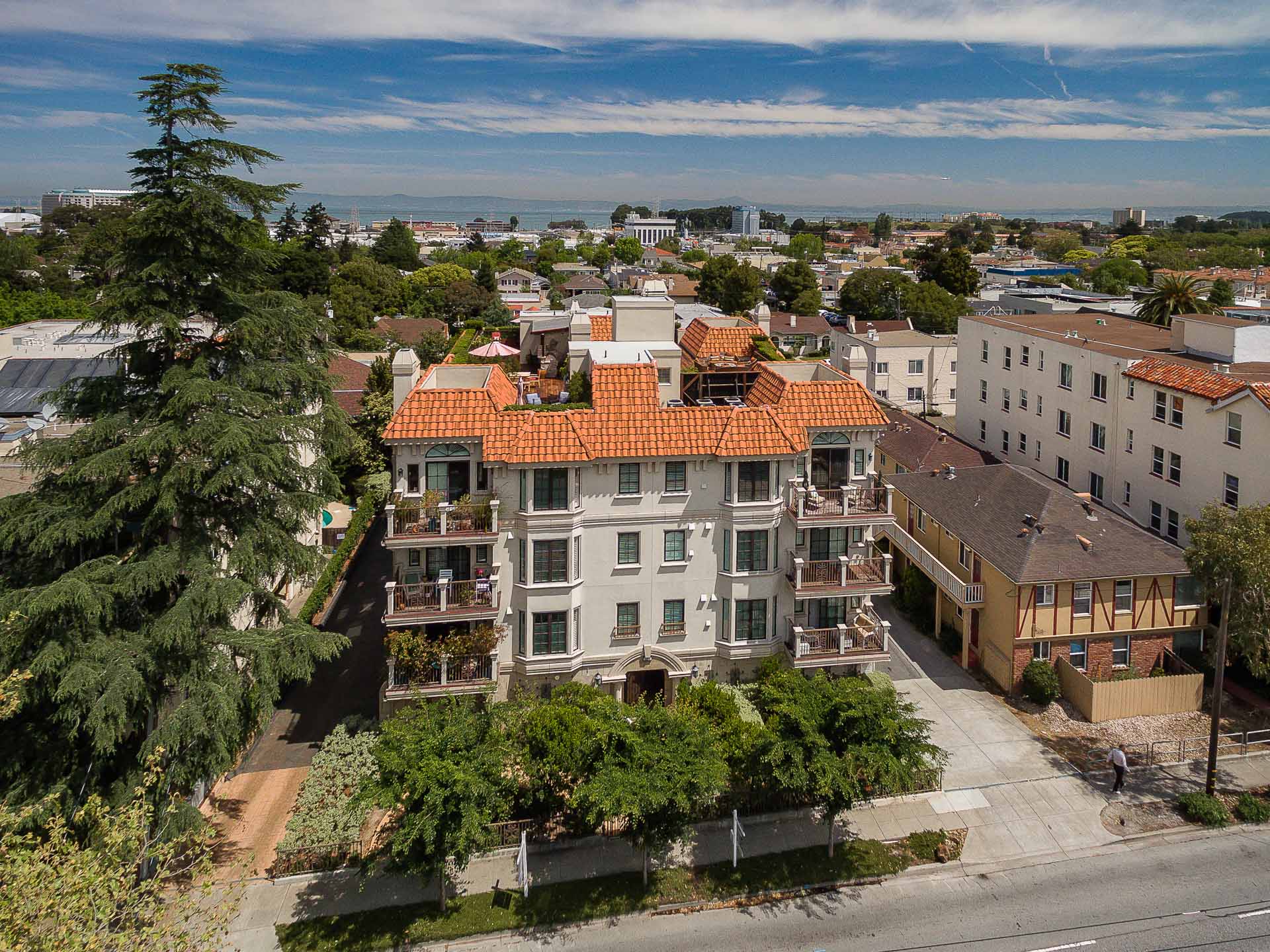 Modern 2-Bed Condo with Roof Deck & Prime Broadway Location - Gallery Image