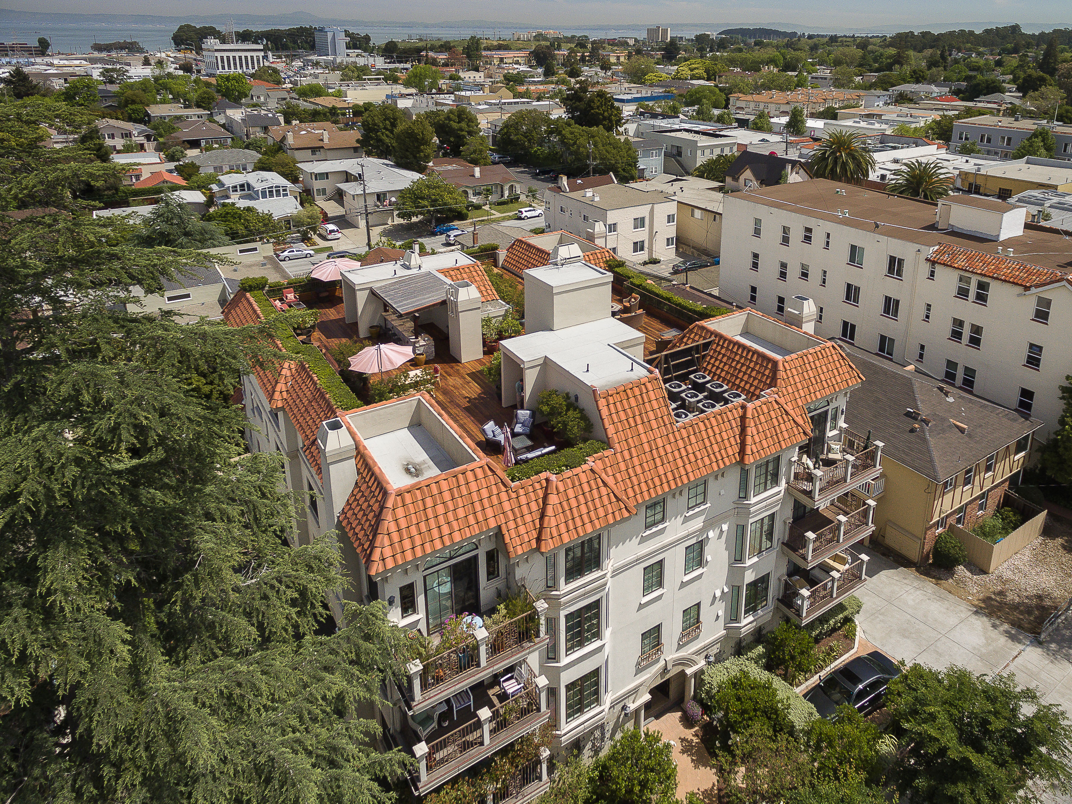 Modern 2-Bed Condo with Roof Deck & Prime Broadway Location - Gallery Image