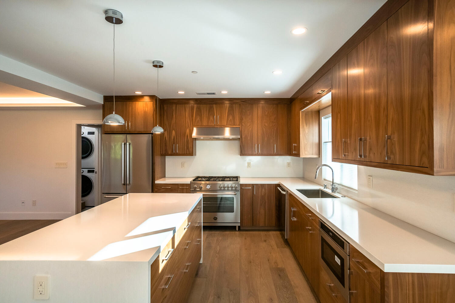 Spacious 4 Bedroom Smart Home for Lease on Coveted Cul-de-Sac Near Hillsdale - Gallery Image