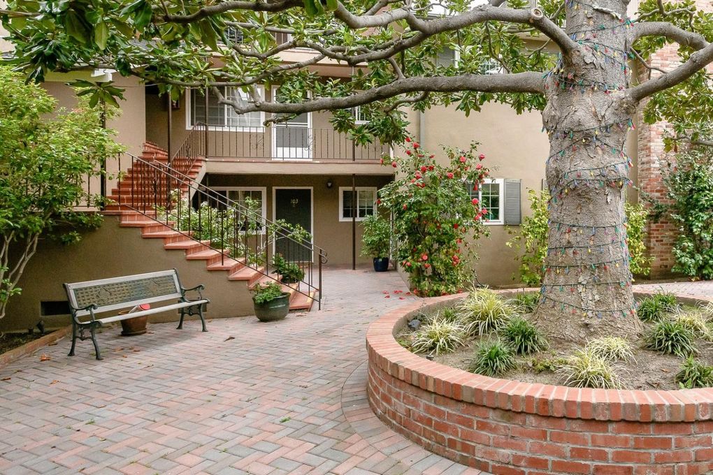 Modern 2-Bedroom Condo in Prime Baywood Location - Gallery Image