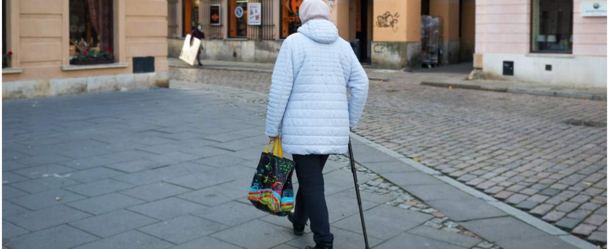 fot: Arkadiusz Ziolek/ East News. Warszawa 22.11.2020. n/z Senior idacy z torba na zakupy do sklepu.