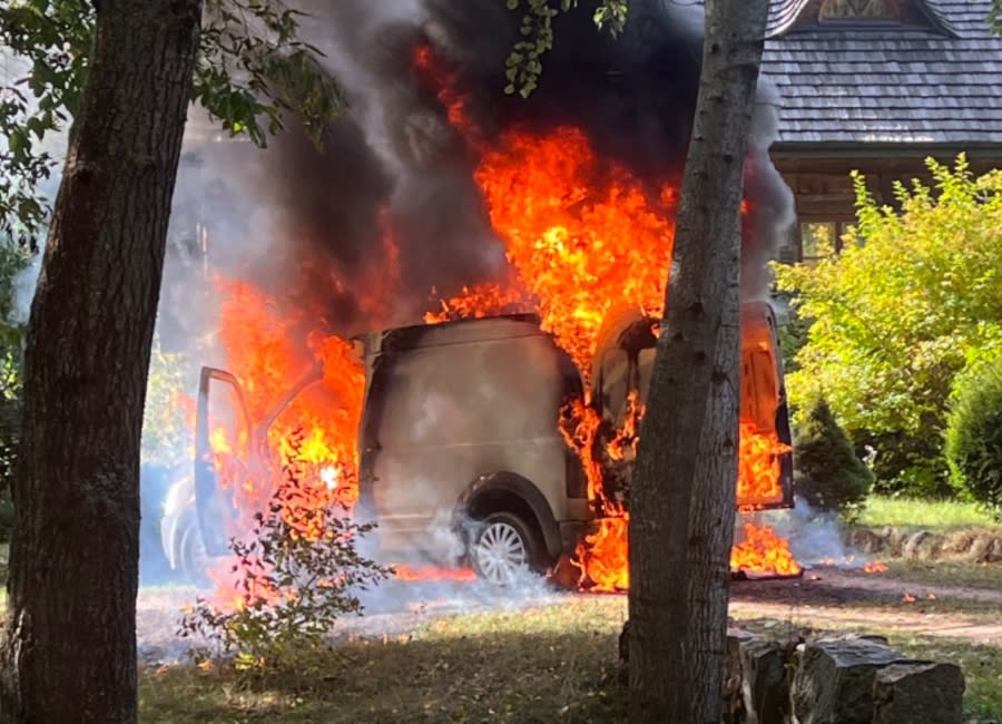 Mazowieckie: Pożar na terenie ośrodka wypoczynkowego w Sobolewie. W płomieniach stanął bus