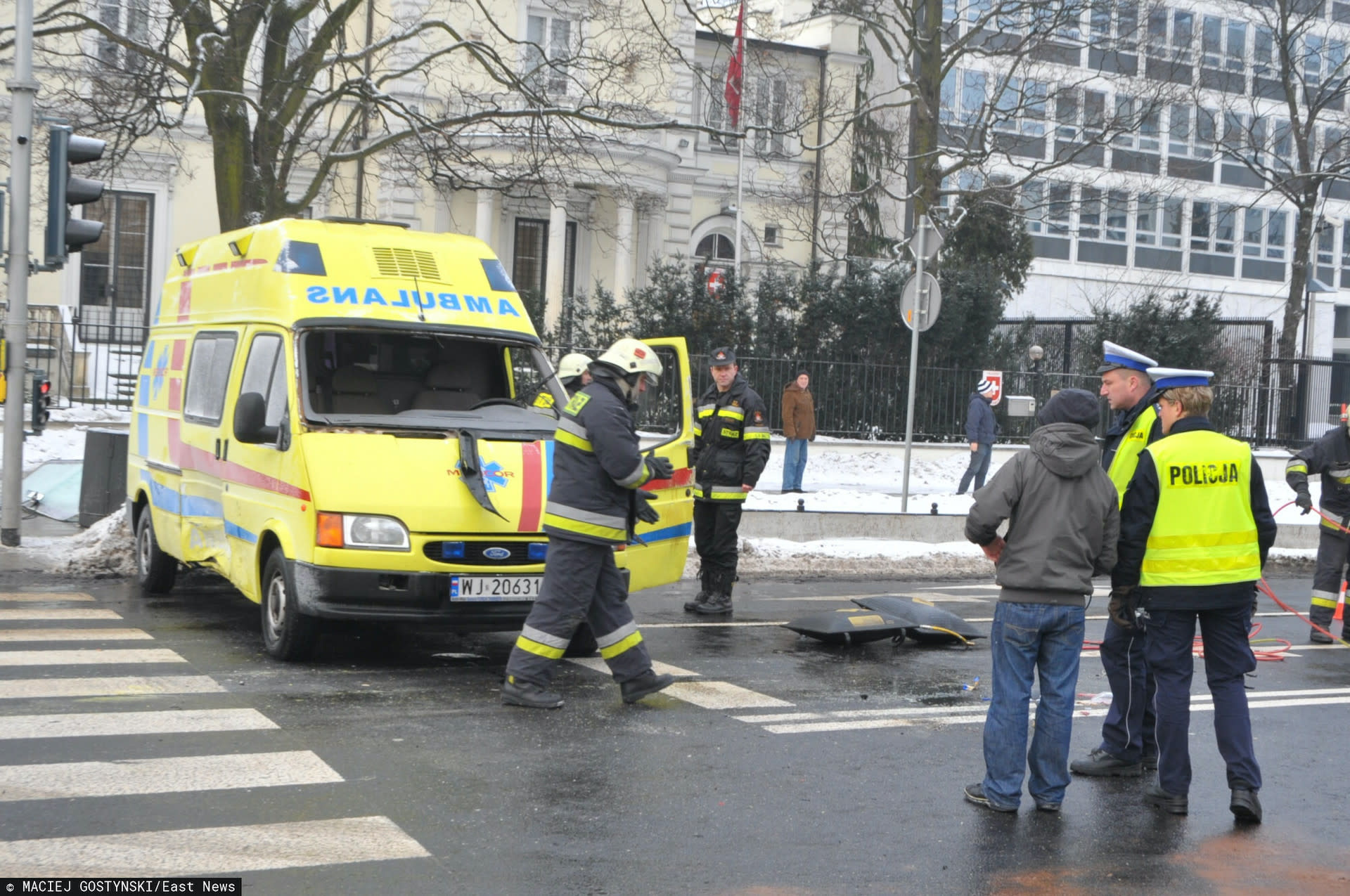 Warszawa: wypadek z udziałem karetki pogotowia, wezwano śmigłowiec LPR