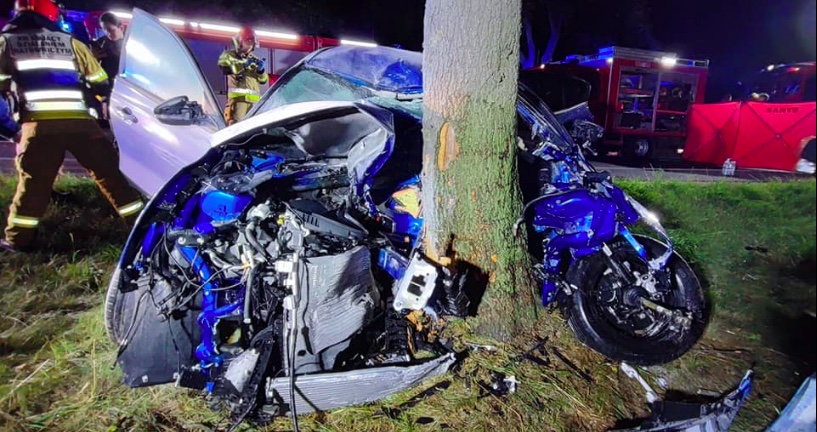 Śmiertelny wypadek w Wielkopolsce: auto wjechało w drzewo. Fot.: OSP Pniewy