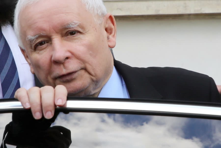 Kierowcy Jarosława Kaczyńskiego łamią przepisy. Dwór prezesa czuje się całkowicie bezkarny