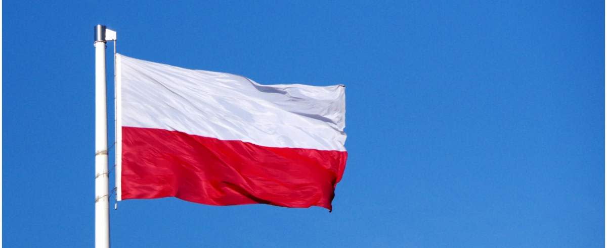 PHOTO: ZOFIA I MAREK BAZAK / EAST NEWS Warszawa N/Z Flaga bialo czerwona na tle blekitnego nieba