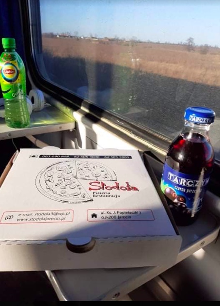 Pasażerowie opóźnionego pociągu PKP otrzymali pizzę