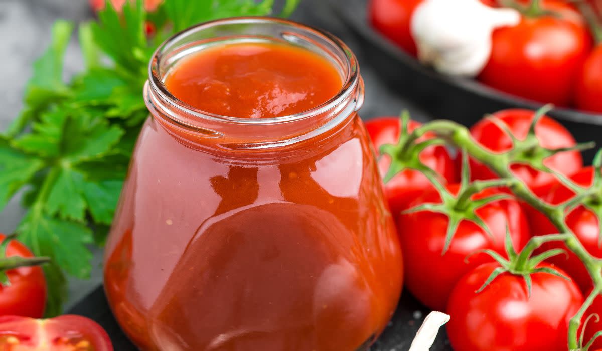 Jak zabezpieczyć otwarty koncentrat pomidorowy przed pleśnieniem? Znamy 2 skuteczne sposoby