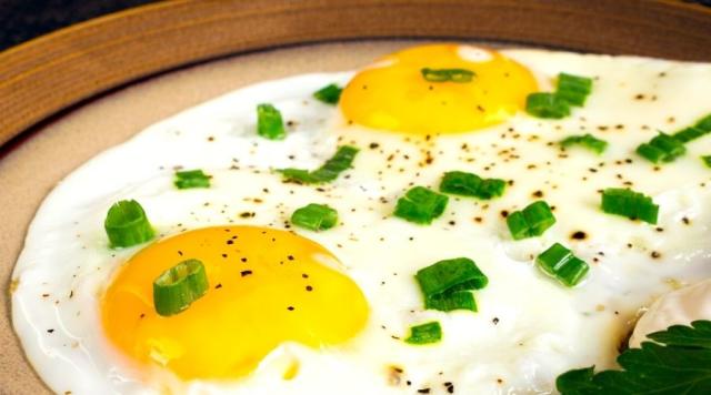 Jak usmażyć jajka sadzone z idealnie ściętym białkiem i płynnym żółtkiem? 
